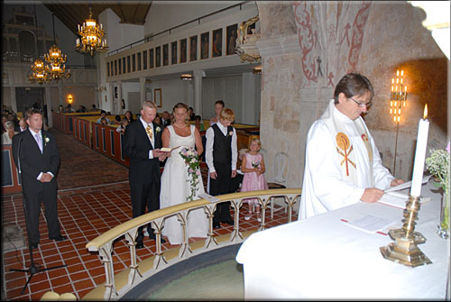 Br&ouml;llop i kyrkan vigselakt &copy; Eric Hammerin www.ericsfoto.com