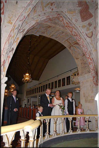 Vigsel foto i kyrkan &copy; Eric Hammerin www.ericsfoto.com