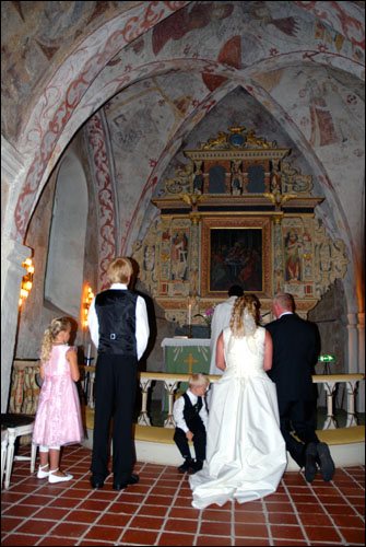 Vigselbild i kyrkan under akten &copy; Eric Hammerin www.ericsfoto.com
