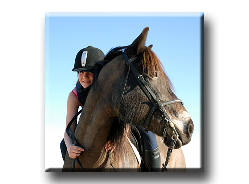 Flicka och h&auml;st bild foto &copy; Eric Hammerin www.ericsfoto.com