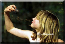 Flicka pussar groda &copy; Eric Hammerin