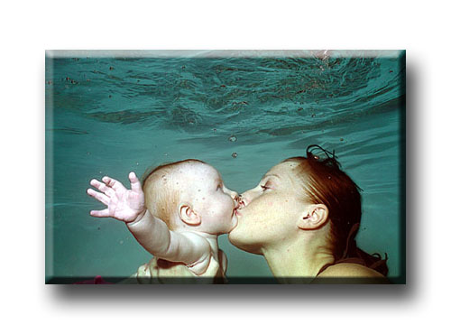 Kyss undervattensfoto mamma och barn babysimbild &copy; Eric Hammerin